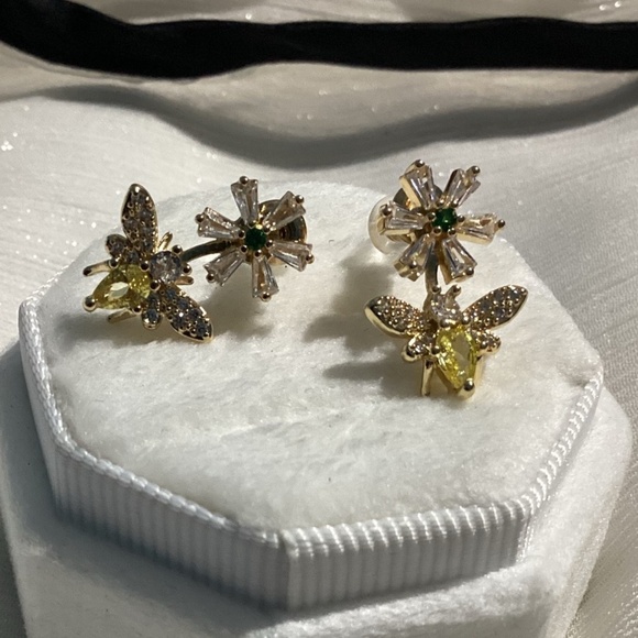 🐝10k Gold Bumblebee Daisy Cz Diamond Post back Stud Earrings - Picture 5 of 15